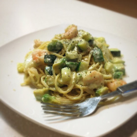 エビとアボカドのクリームパスタ