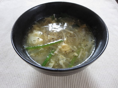 ほうれん草と乾燥エノキの中華スープの写真