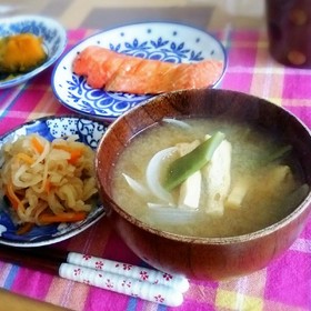 和朝食♪モロッコいんげんと玉ねぎの味噌汁