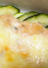 ズッキーニと鮭缶で簡単マヨ・チーズ焼き。