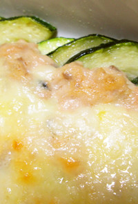 ズッキーニと鮭缶で簡単マヨ・チーズ焼き。
