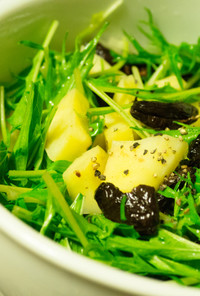 黒オリーブの塩漬けとイモと水菜のサラダ