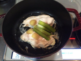 ストウブで簡単!とり胸肉で基本の蒸し鶏