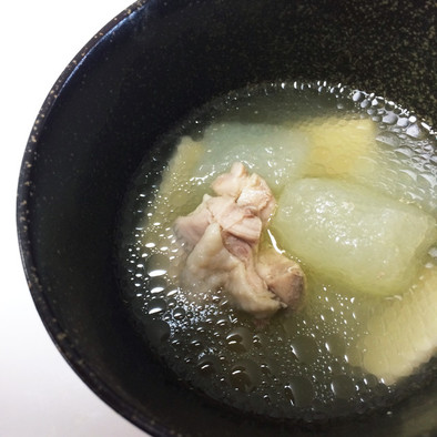 シブイ（冬瓜）と鶏肉のおいしいスープ。の写真