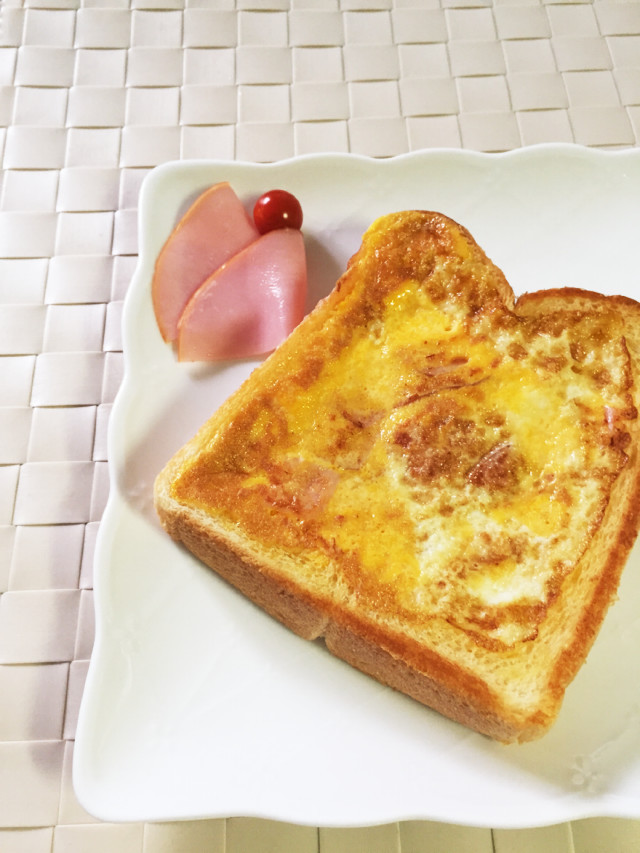 くりぬき食パンでハムチーズエッグトーストの画像