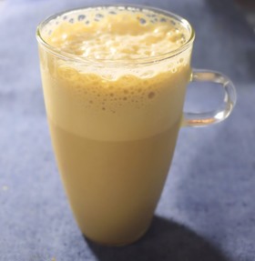 泡がたっぷりのアイスカフェラテ