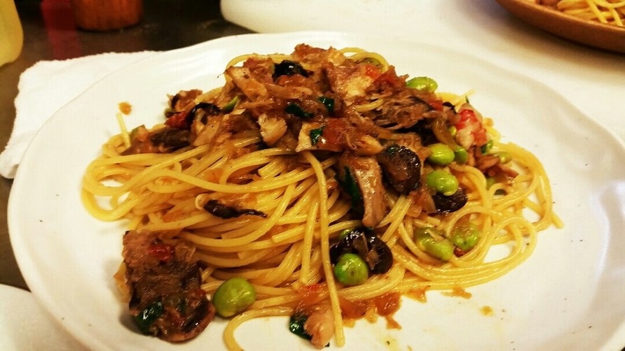 焼き魚のトマト、バジル、クリスピークラム添えのレシピ