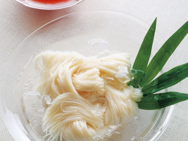 トマトだれのそうめん