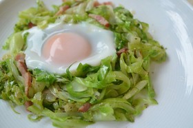 キャベツとベーコンの座布団の目玉焼き