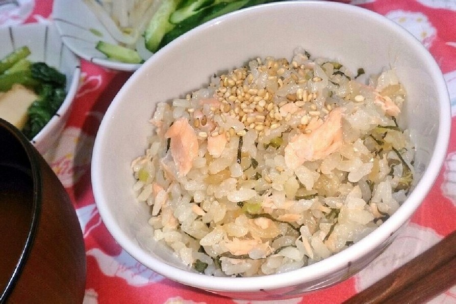 鮭と小松菜の炊き込みご飯の画像