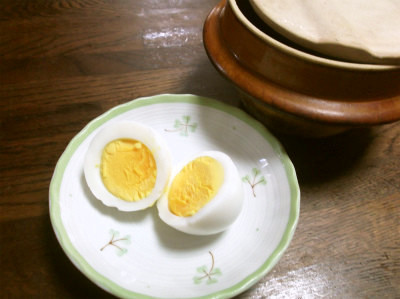 釜飯の器で作るゆで卵の画像