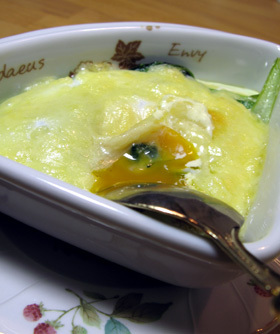 半熟卵とター菜のマヨグラタンの画像