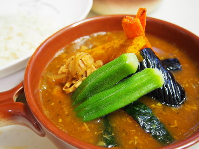 シーチキンと夏野菜冬瓜のスープカレーの写真