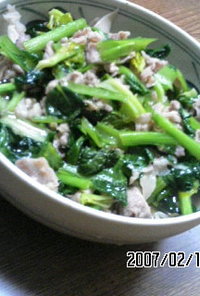 ご飯がすすむ小松菜と豚の炒め物
