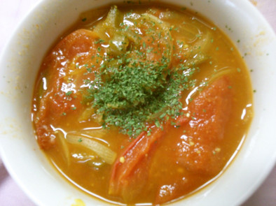 トマトと ピーマンの カレー風味スープ の写真