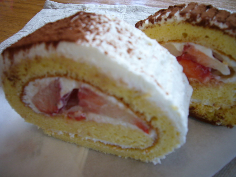 苺のロールケーキの画像
