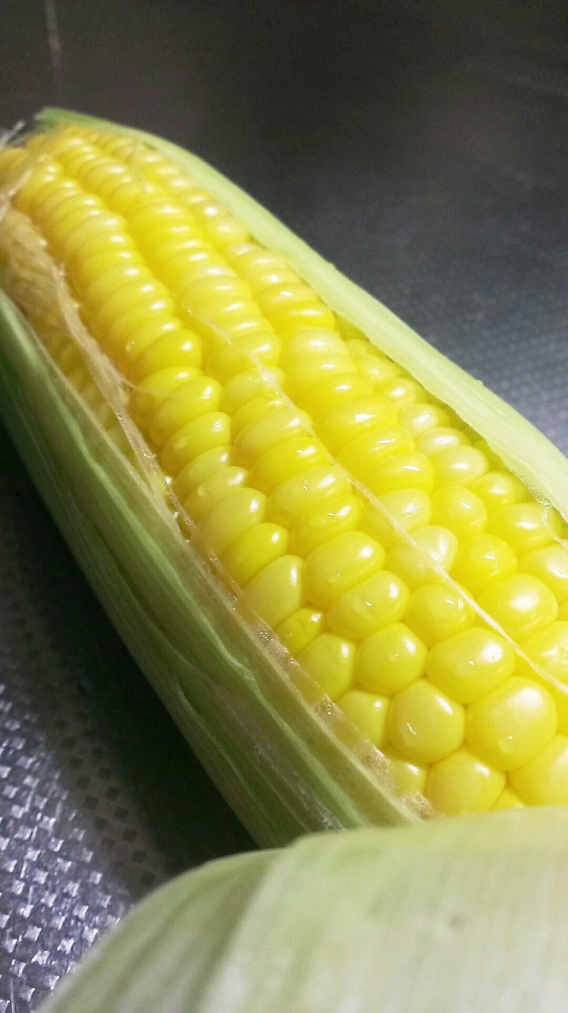 殻付きトウモロコシを電子レンジで加熱するレシピ