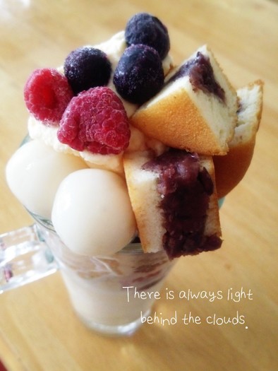 氷果実と冷たい今川焼の白玉クリームパフェの写真