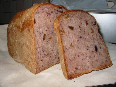 レーズン胡桃・桑の実の入った食パンの写真