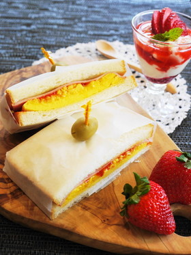 半熟オムレツとハムのサンドイッチ