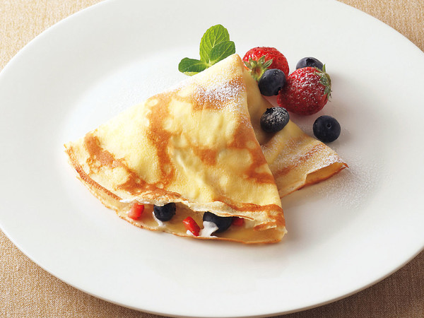 ホイップクリームとベリーのクレープ
