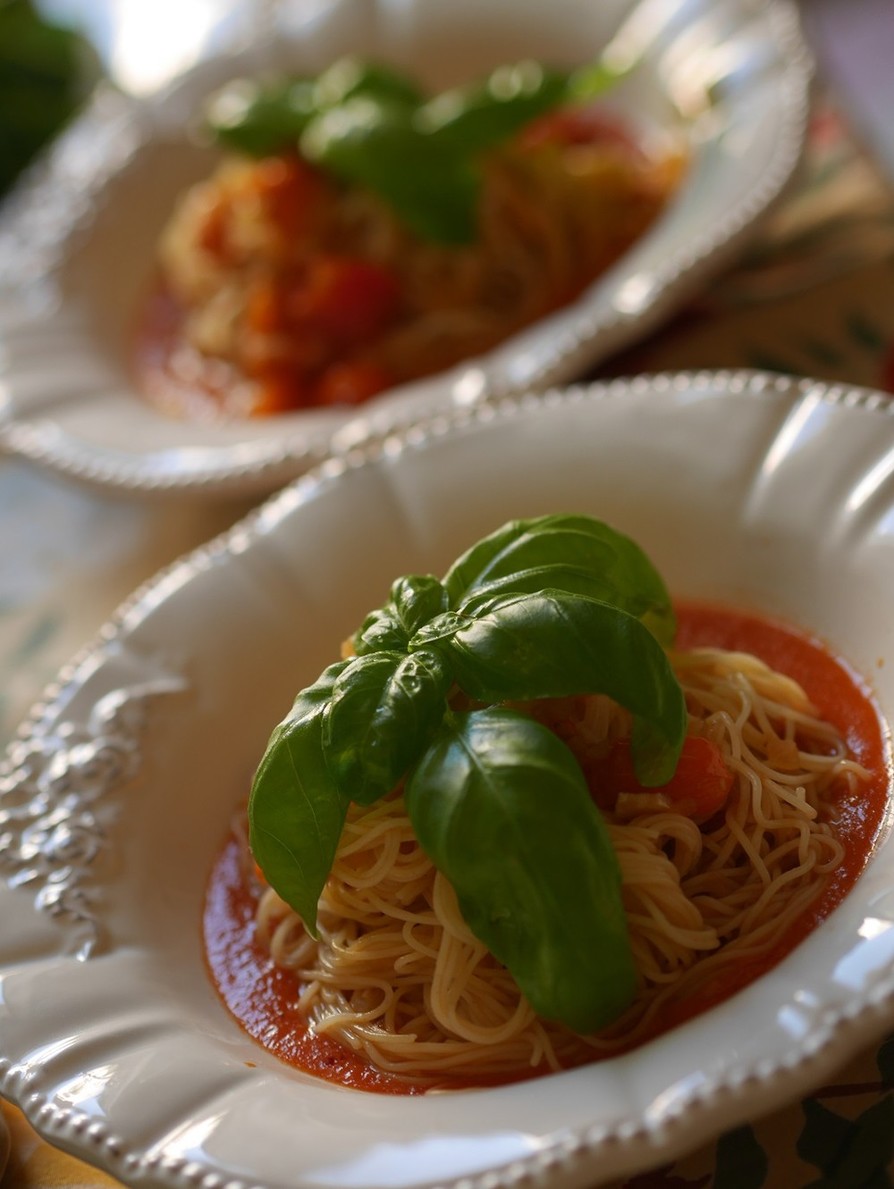 ガスパチョとプチトマトの冷製スープパスタの画像