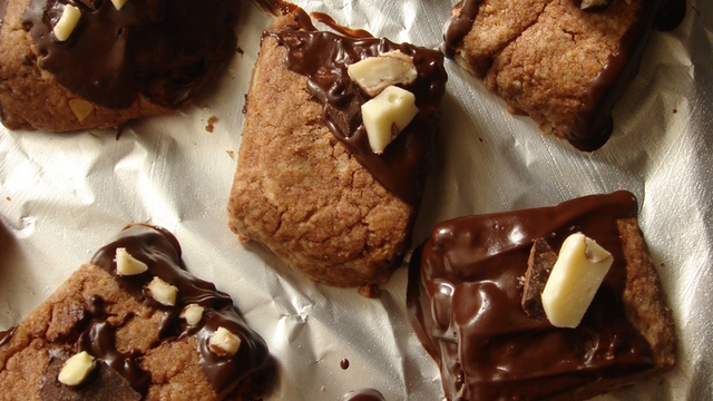 全粒粉入サクッのビターチョコがけクッキー レシピ 作り方 By わお２ クックパッド 簡単おいしいみんなのレシピが360万品