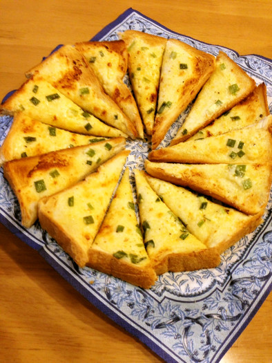 簡単ピザ風★チーズソースのトーストの写真