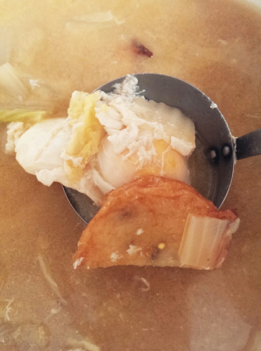 白菜と天ぷらと卵の味噌汁の画像
