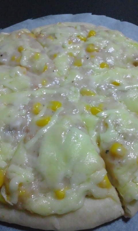 ツナマヨコーンのホワイトソースピザの画像