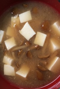 豆腐とナメコのみそ汁