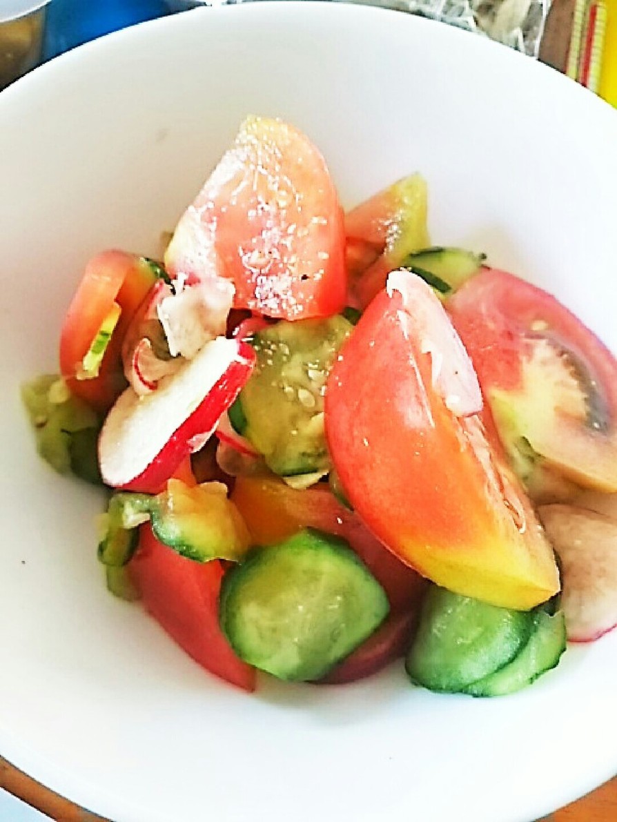 きゅうりとトマトのシンプルサラダの画像