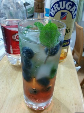 夏カクテル「ブルーベリーモヒート」