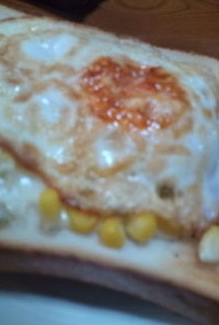 コーンマヨ&チーズ&目玉焼きのトースト