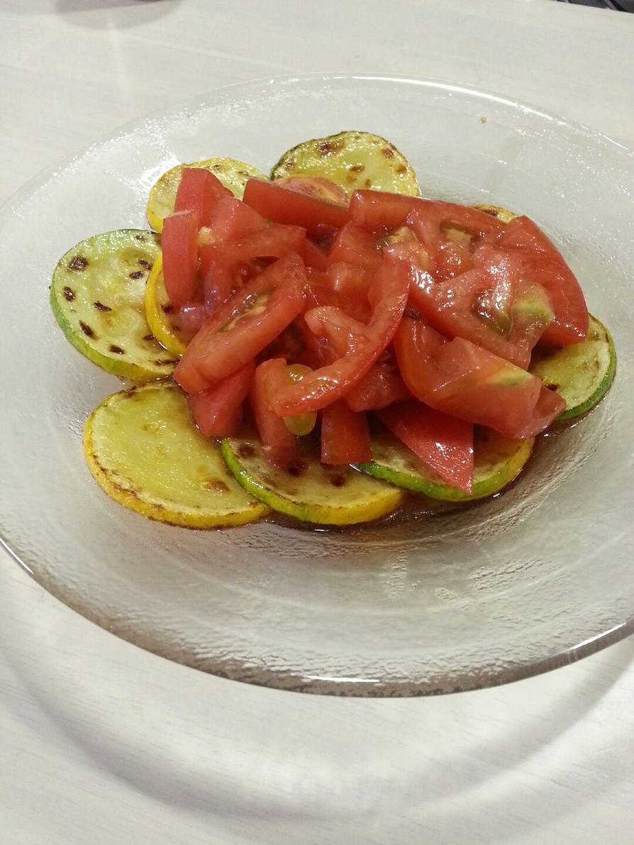 グリルズッキーニと完熟トマトのサラダの画像
