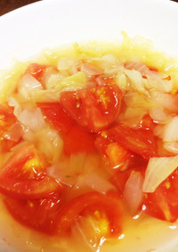 トマト、キャベツ、玉ねぎのコンソメスープ