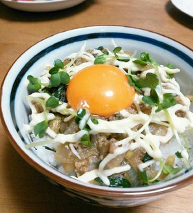 余った餃子の具で!オイマヨ♡スタミナ丼