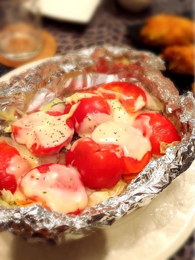 白身魚と丸ごとトマトのホイル焼きの写真
