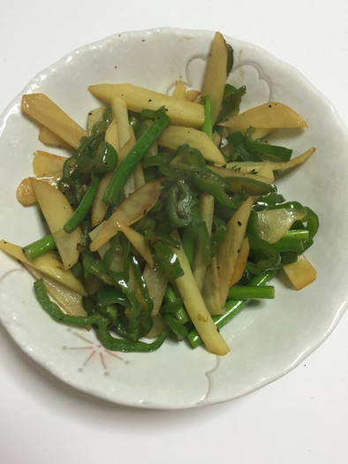 緑野菜とジャガイモの炒め物の写真