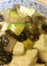 エビとアボガドの豆腐スープ