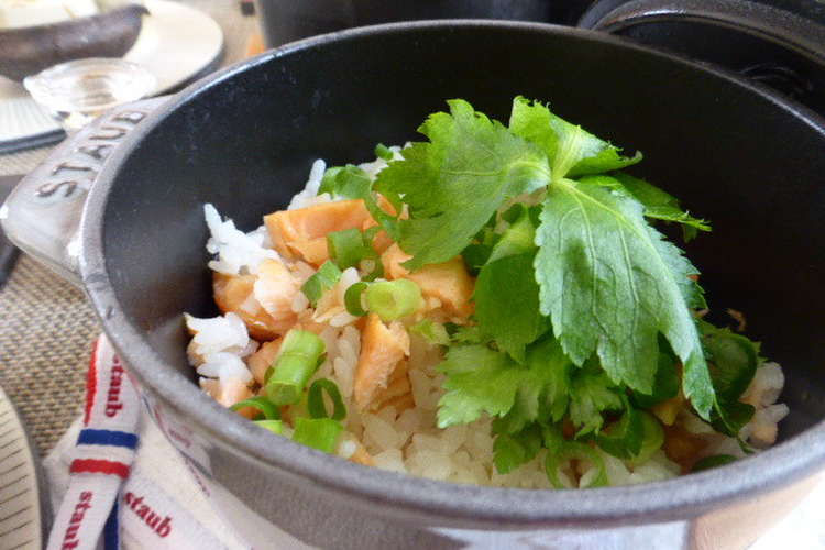 ストウブココットdegohanで鮭ご飯 レシピ 作り方 By さなえのおうちご飯 クックパッド 簡単おいしいみんなのレシピが352万品