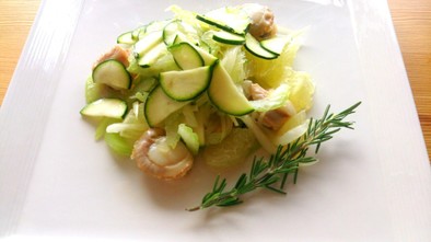 グレープフルーツ＆帆立＆夏野菜のサラダの写真