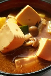 ズッキーニとお豆腐、白胡麻仕立てお味噌汁