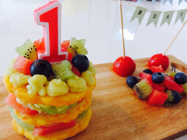 1歳誕生日ケーキパンケーキと野菜クリームの画像