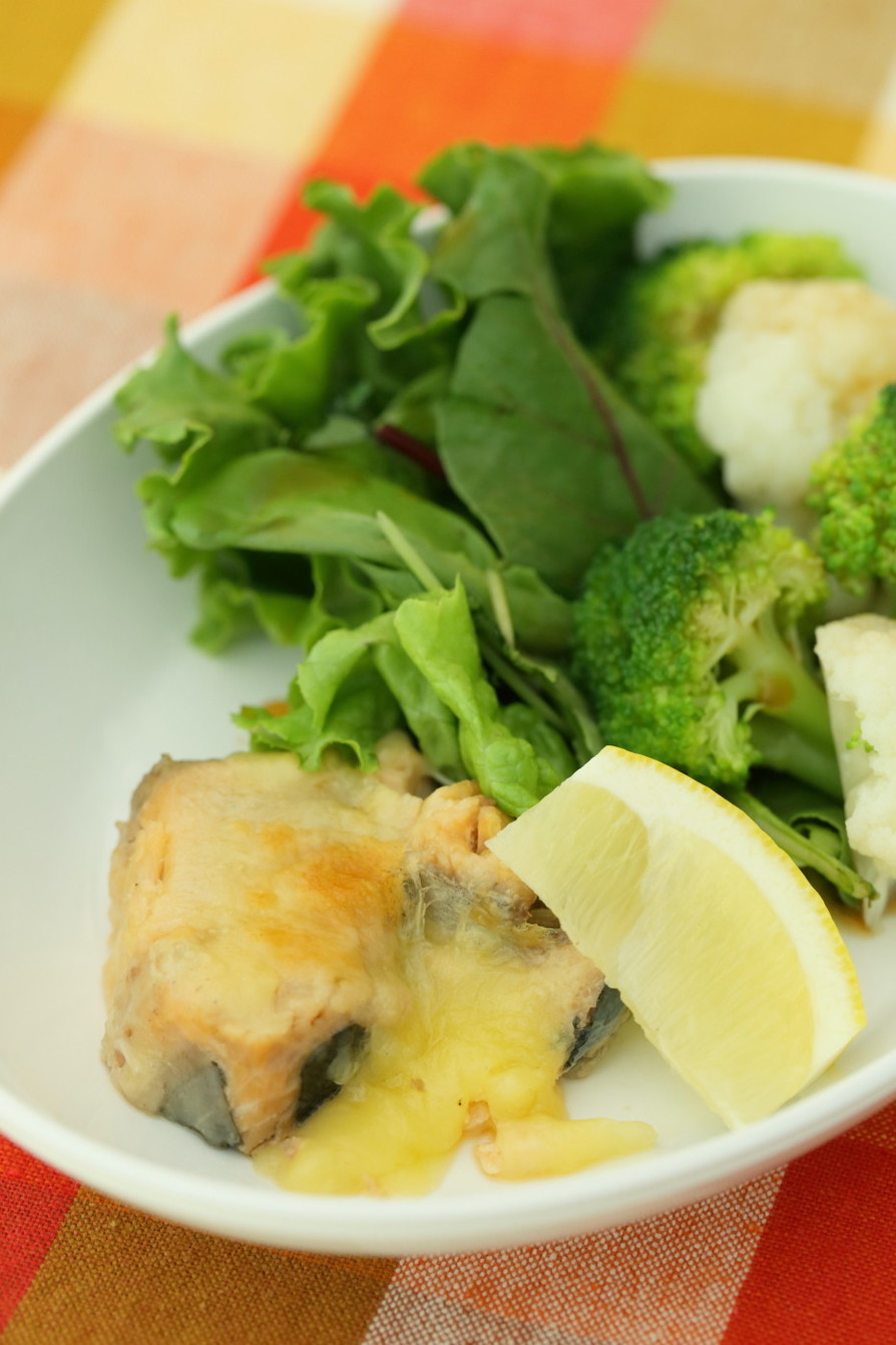 鮭水煮缶のチーズ焼き♓たっぷり野菜添えの画像