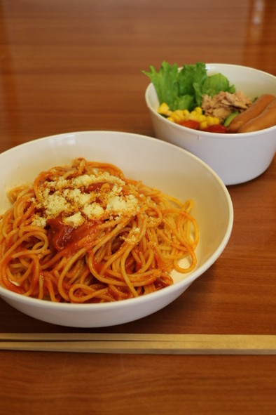 キャンプのごはん　パスタ＆サラダの写真