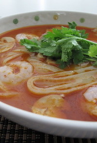 トムヤムスープでツルツル麺