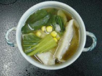 餃子と青梗菜のスープの写真