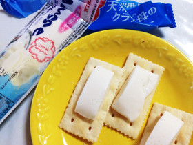 大好きな給食のムース☆クラッカーのせ