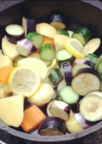 ダッチオーブンで手羽元と夏野菜の塩レモン